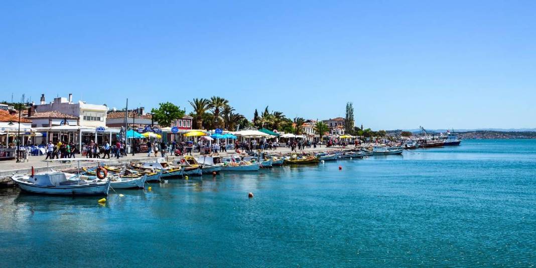 ‘Daha önce neden gelmemişim’ diyeceksiniz! Türkiye’de Santorini havası estiriyor: Tarihi evleri ve mavi sularıyla büyülüyor 2